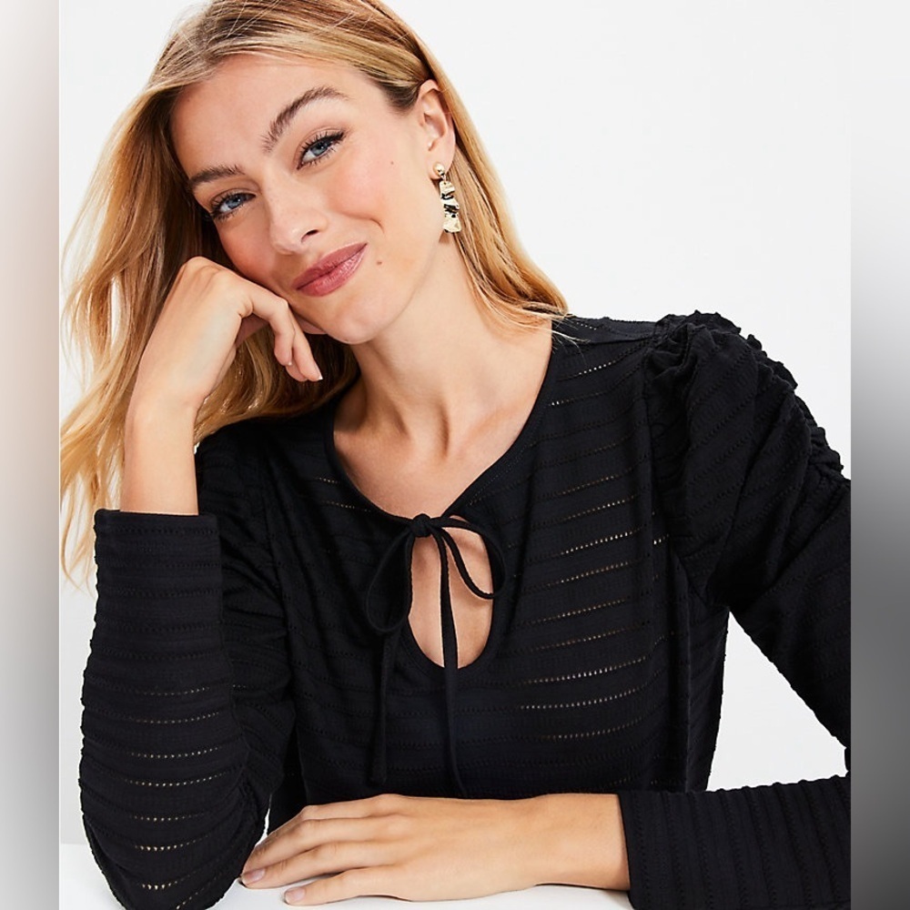 Loft Jacquard tie‎ keyhole ruched sleeve top black size XS petite